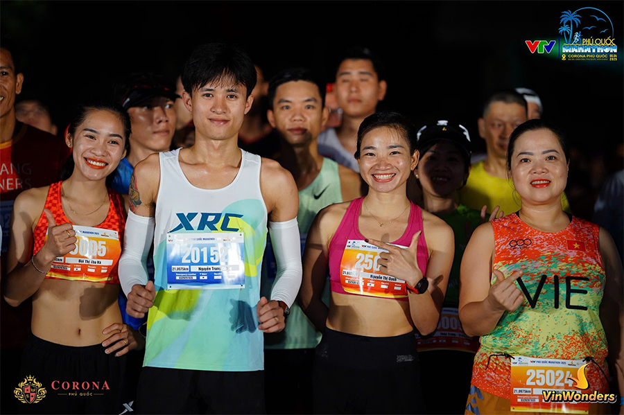 Bộ đôi kỷ lục gia Nguyễn Thị Oanh - Nguyễn Trung Cường tươi như hoa khi chinh phục VTV Phú Quốc Marathon 2025